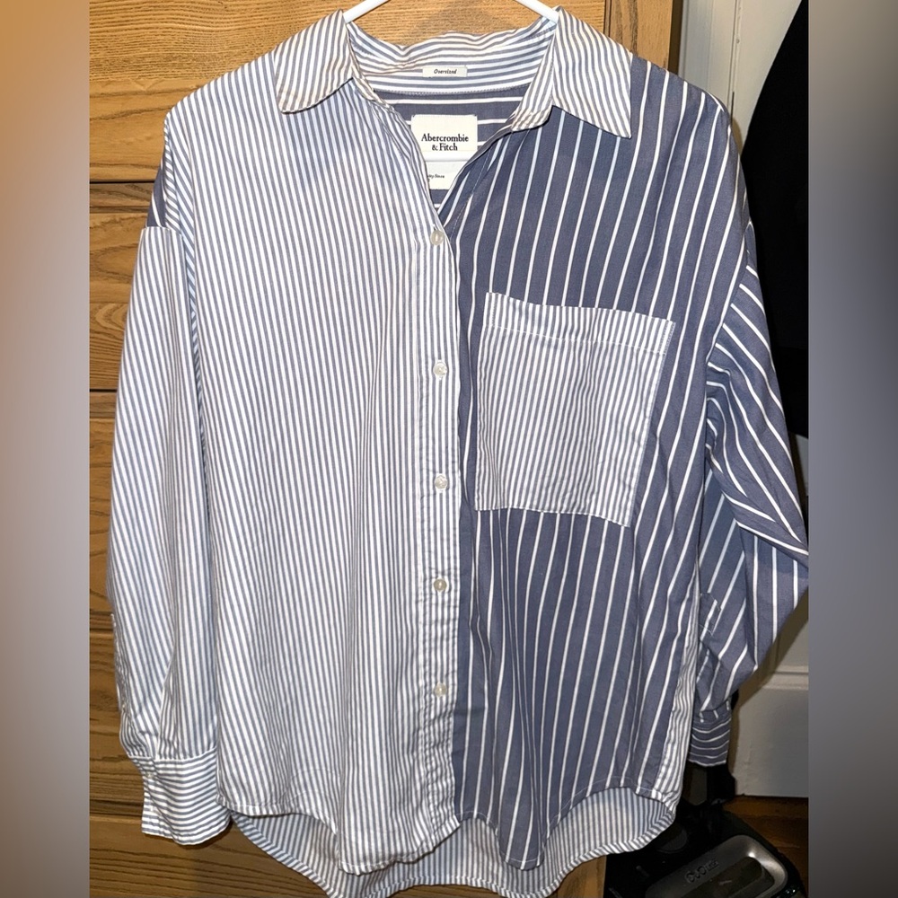 Abercrombie & Fitch Poplin Blue and White Striped Women's Button-Down Shirt
